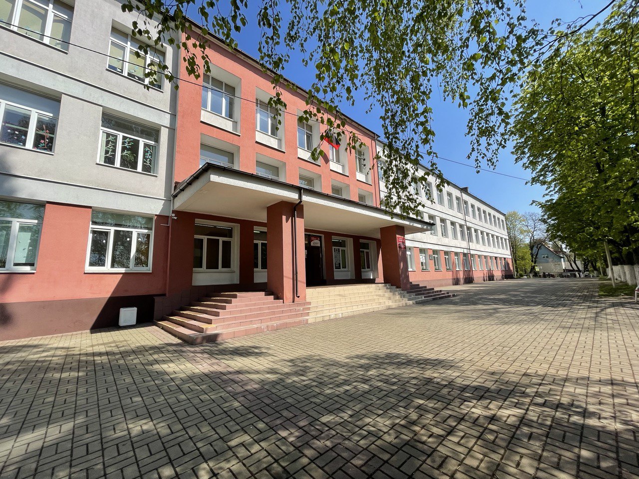 Здание школы на ул. Менделеева, д. 13